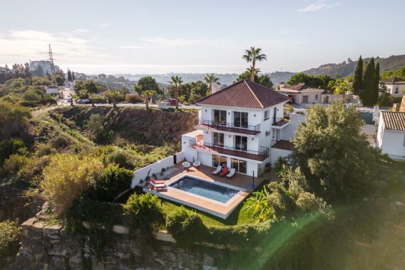 ELEGANTE VILLA EN ALTOS DE ESTEPONA CON PISCINA PRIVADA Y TRES NIVELES DE CONFORT
